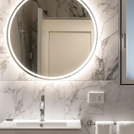 The Golden Duo Two Luxury Units In One Building By Aura Luxury Collection Apartamento Como