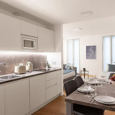 The Golden Duo Two Luxury Units In One Building By Aura Luxury Collection * Como