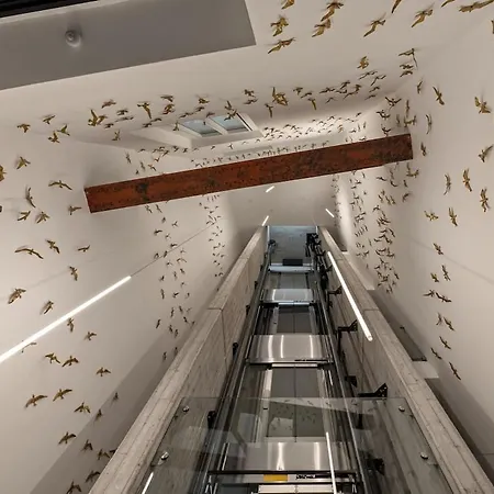 The Golden Duo Two Luxury Units In One Building By Aura Luxury Collection * Como