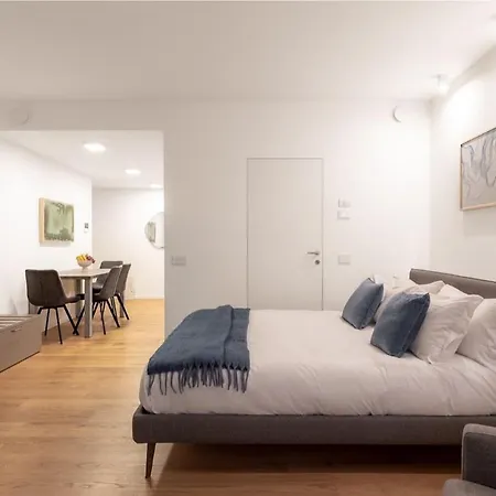 The Golden Duo - Two Luxury Units In One Building By Aura Luxury Collection Como